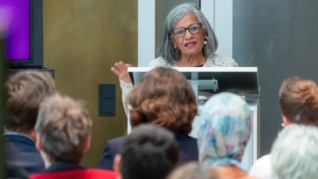 Academy Lecturer Ratna Omidcar