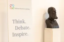 Think. Debate. Inspire. - Bild
