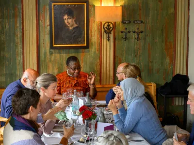 Richard von Weizsäcker Fellows discussing over Dinner at the 2022 Forum