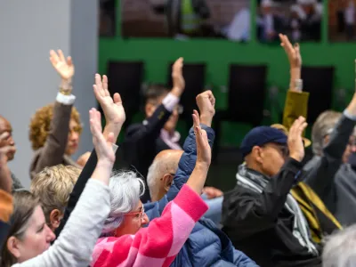 Richard von Weizsäcker Fellows raising their hands during a discussion