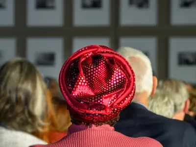 The back of a woman's red headwrap during a panel discussion at the Richard von Weizsäcker Forum. 