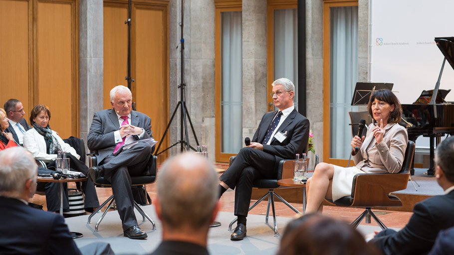 Moderator Nik Gowing mit den beiden Geschäftsführern der Robert Bosch Stiftung: Joachim Rogall und Ingrid Hamm